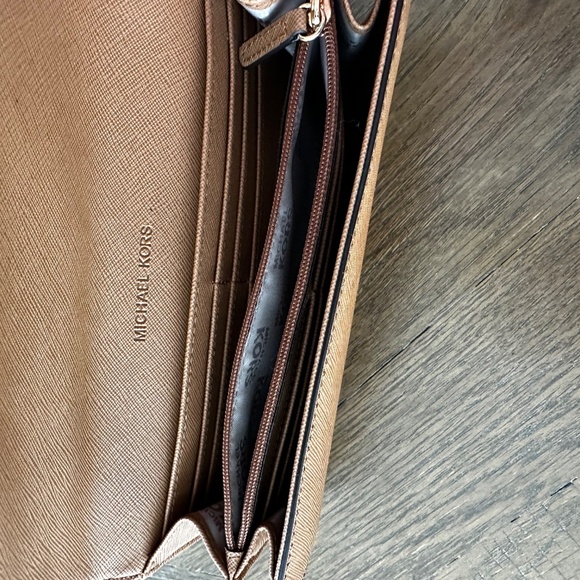 Michael Kors Purse & Wallet - Picture 2 of 5